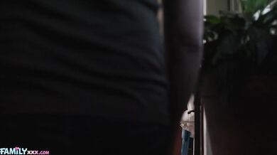 FAMILYXXX – Maria Anjel dostáva semeno nevlastného otca do svojej záhradky