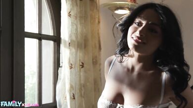 Drobná nevlastná dcéra Vanessa Moon sa venuje otcovmu veľkému vtákovi