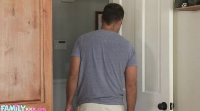 FAMILY XXX – Nadržaná drobná nevlastná sestra je pristihnutá pri masturbácii v kuchyni (Reese Robbins)