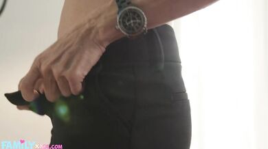 FAMILY XXX – Perverzný nevlastný syn je pristihnutý pri špehovaní svojou sexy nevlastnou mamou (Shay Sights)