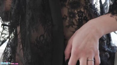 Ruská MILF nevlastná mama Cherry Kiss si užíva penis nevlastného syna