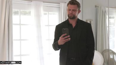 HotwifeXXX – Hrubý chlapík šuká manželkinu veľkú riť a video sa stáva hitom (Ivy Ireland)