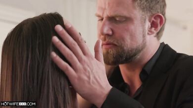 HotwifeXXX – Hrubý chlapík šuká manželkinu veľkú riť a video sa stáva hitom (Ivy Ireland)