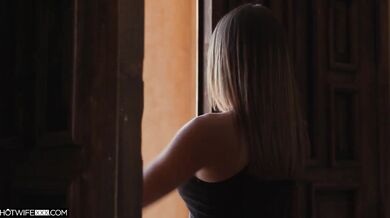 HotwifeXXX – Manželkin drahocenný kvetik vystrekne prúd sladkých medových štiav (Ella Reese)