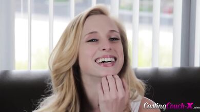 Sexi malá blondínka na castingovom gauči