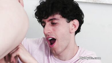 Jej MILF kundička ho upokojí po náročnom dni