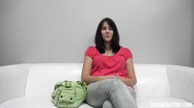 Brunetka-amatérka Iva na castingu