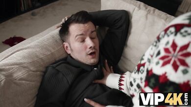 Chceš svoju rannú kávu s kvapkou sperma od suseda, môj drahý manžel?