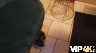 VIP4K. Chcela som sa len zahriať v saune, ale on mi zahrial kundičku