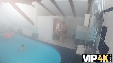 VIP4K. Chcela som sa len zahriať v saune, ale on mi zahrial kundičku
