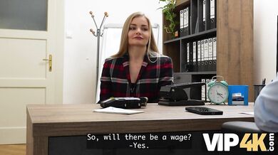 VIP4K. Nadržaná blondínka si vyzlieka nohavičky pred svojím úverovým poradcom