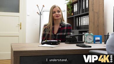 VIP4K. Nadržaná blondínka si vyzlieka nohavičky pred svojím úverovým poradcom