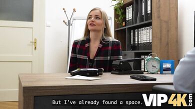 VIP4K. Nadržaná blondínka si vyzlieka nohavičky pred svojím úverovým poradcom
