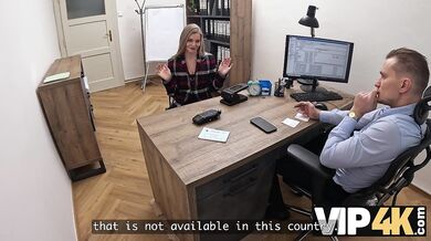 VIP4K. Nadržaná blondínka si vyzlieka nohavičky pred svojím úverovým poradcom