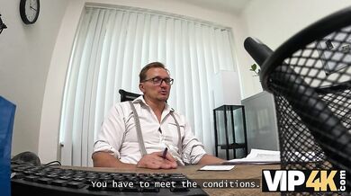 Mladá študentka Funky Town si po prvýkrát berie pôžičku