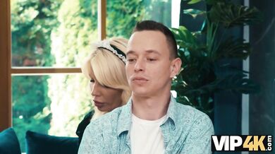 Zrelá MILF v kostýme slúžky upratuje svojím jazykom
