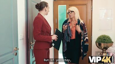 Zrelá MILF v kostýme slúžky upratuje svojím jazykom