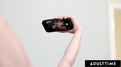 ADULT TIME – Zlá PAWG Leana Lovings pristihnutá, ako sa prstuje pred nadržaným nevlastným švagrom