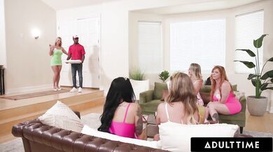 ADULT TIME – Na rozlúčke so slobodou si MILFky pomýlili roznášača pizze so striptérom a začali divoký gangbang zozadu