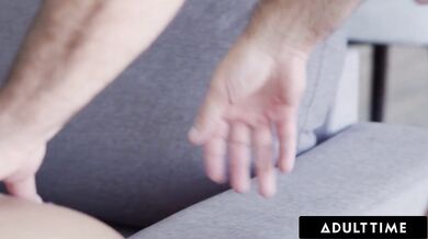 ADULT TIME – Roztlieskavačka Alexis Tae ponúka svoj zadok nevlastnému otcovi, kým čaká na priateľa