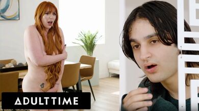 ADULT TIME – Perverzný nevlastný syn pristihnutý pri sledovaní ryšavej prsatej nevlastnej matky Lauren Phillips, ako cvičí nahá jógu