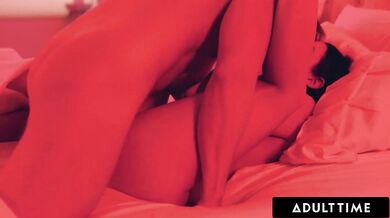 ADULT TIME – Prirodzene prsnatá Angela White v sexy spodnom prádle zažíva romantickú aféru bez kondómu s dobre vybaveným chlapom