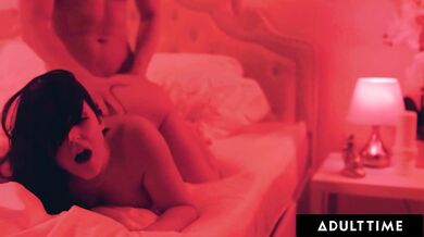 ADULT TIME – Prirodzene prsnatá Angela White v sexy spodnom prádle zažíva romantickú aféru bez kondómu s dobre vybaveným chlapom