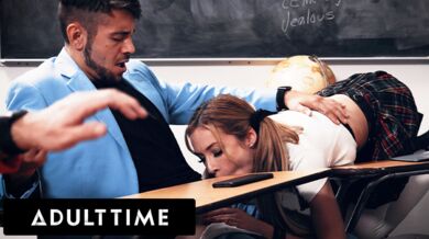 ADULT TIME – Nudiaca sa drobná Aiden Ashley vyfajčí spolužiaka pod lavicou a potom ju po hodine ošuká