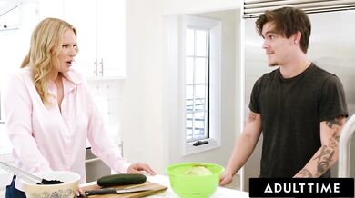 ADULT TIME – Prsatá lesbička MILF Rachael Cavalli začne túžiť po penise po tom, čo uvidí nevlastného syna nahého