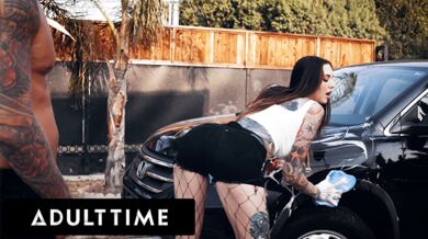 ADULT TIME – Nudiaca sa Rocky Emerson dráždi spolužiačku pri umývaní auta a nechá si poriadne pretiahnuť mydlovú kundičku!