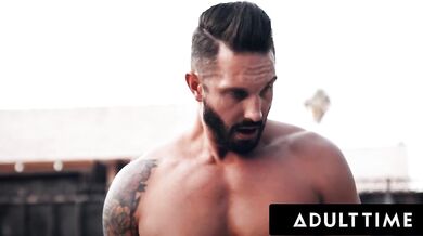 ADULT TIME – Nudiaca sa Rocky Emerson dráždi spolužiačku pri umývaní auta a nechá si poriadne pretiahnuť mydlovú kundičku!