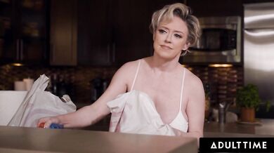 ADULT TIME – Nadržaný fešák je posadnutý obrovskými prsiami svojej nevlastnej mamy Dee Williamsovej! – talianske titulky