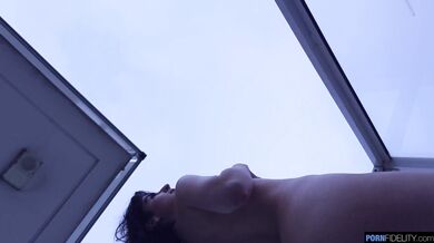 Detailný záber na creampie s orálom a masturbáciou rukou