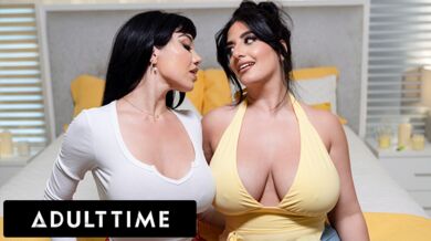 ADULT TIME – Prsnaté lesbičky Sarah Arabic a Little Puck si natierajú veľké prsia olejom na vlhké lesbické šukanie!