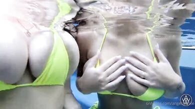 Angela White a Gabbie Carter sa namočia