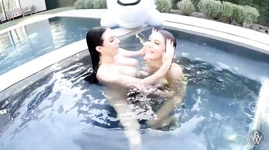Angela White a Gabbie Carter sa namočia