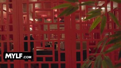 Hosteska Paris Lincoln a milfka Lily Lane urobia čokoľvek, aby dostali povýšenie v reštaurácii