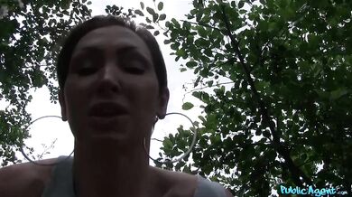 Zablúdená austrálska MILF s veľkými prsiami šuká náhodného okoloidúceho za peniaze