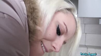 Sexi blondínka s úžasnými prsiami a skvelým zadkom