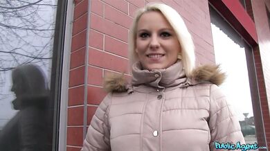 Sexi blondínka s úžasnými prsiami a skvelým zadkom