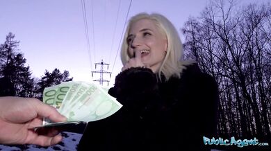 Public Agent – amatérska plachá blondínka, talianska študentka, má sex bez kondómu s cudzím mužom v hotelovej izbe