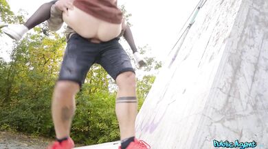 Public Agent – Celá scéna – Americká stopárka ošukaná vonku zažíva svoj prvý európsky penis