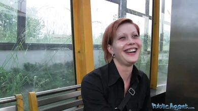 Public Agent – 28-ročná susedka, skutočná česká amatérska barmanka, ošukaná vonku