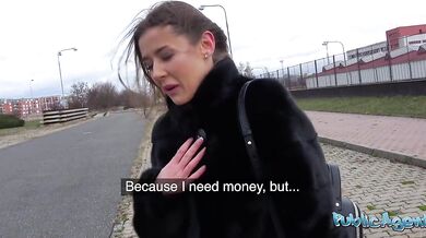Nervózna brunetka je počas riskantného sexu taká vlhká