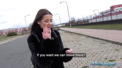 Nervózna brunetka je počas riskantného sexu taká vlhká