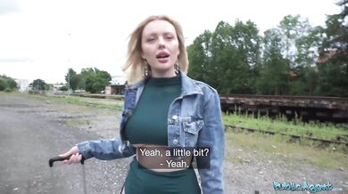 Blondínka Ruby Lee s veľkým zadkom a veľkými prsiami má sex na verejnosti za peniaze