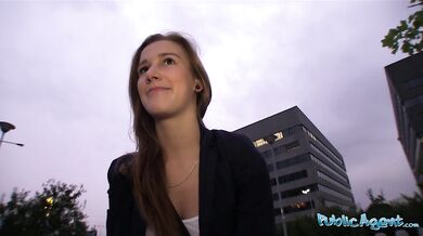 Public Agent – Mladšia ALEXIS CRYSTAL prvýkrát sex vonku s HLASNÝMI orgazmami!