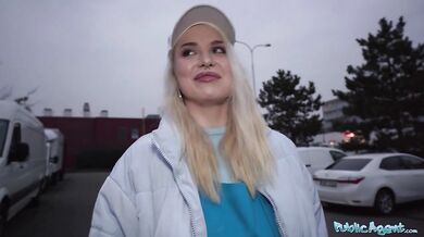 Public Agent – Blondínka, ktorá roznáša pizzu, s VEĽKÝMI PRÍRODNÝMI PRSAMI si nechá naplniť vlhkú kundičku