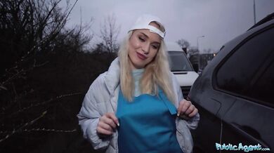 Public Agent – Blondínka, ktorá roznáša pizzu, s VEĽKÝMI PRÍRODNÝMI PRSAMI si nechá naplniť vlhkú kundičku