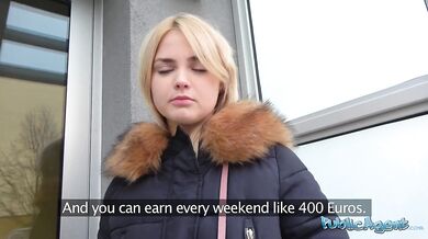 Roztomilá 19-ročná blondínka skúša svoj prvý veľký kokot
